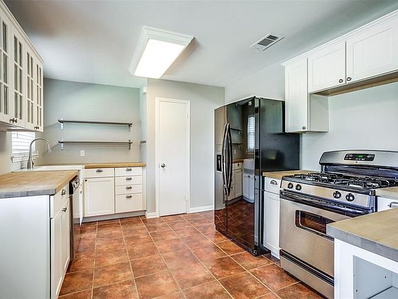 4th image of 438 Marilu St