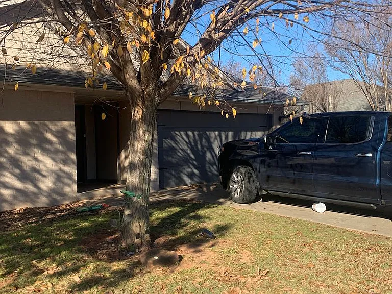 517 Post Oak Ln — Photo 2