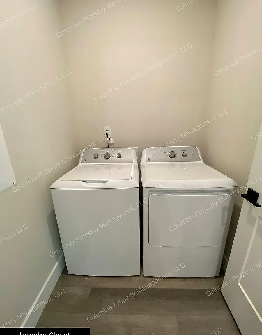 3 bed, 2.5 bath, 1386 sqft, $1,975 — Photo 3
