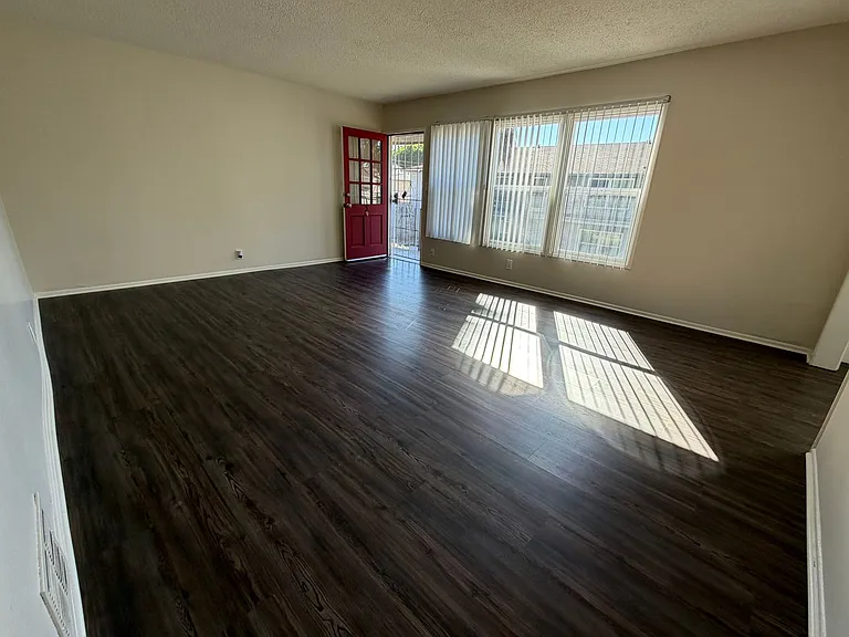Spacious 1 Bedroom/1 Bathroom Apartment - $500 Off Move In + Reimbursed Application Fee — Photo 9