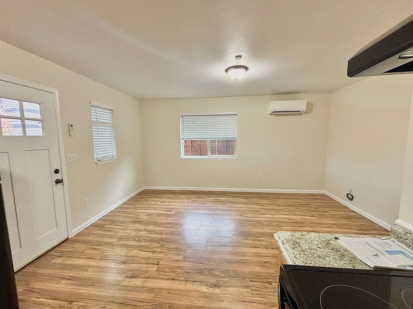 Bright And Charming 1-Bedroom Near Downtown Sisters!! — Photo 1