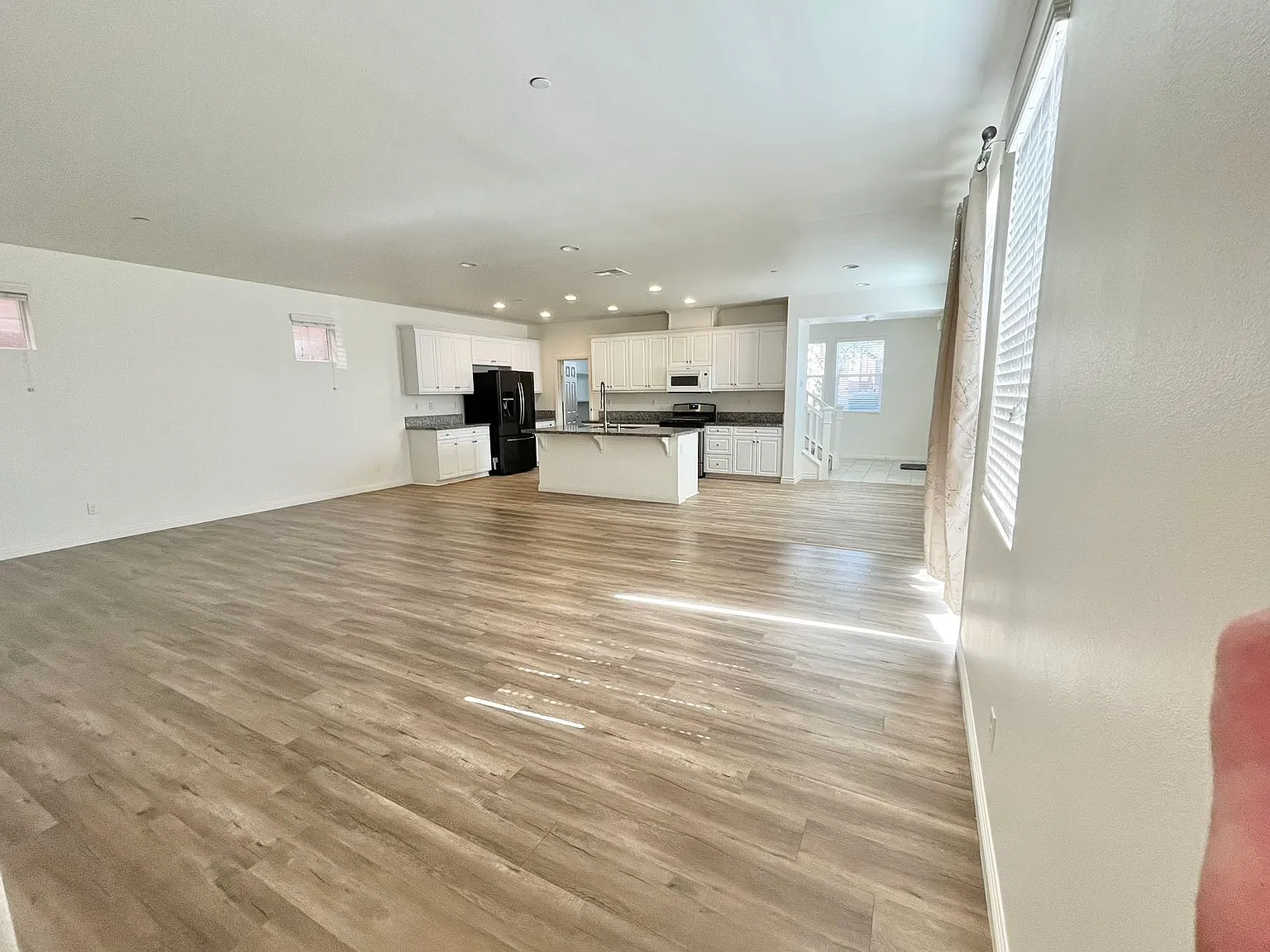 4 bed, 2638 sqft, $3,680 — Photo 4