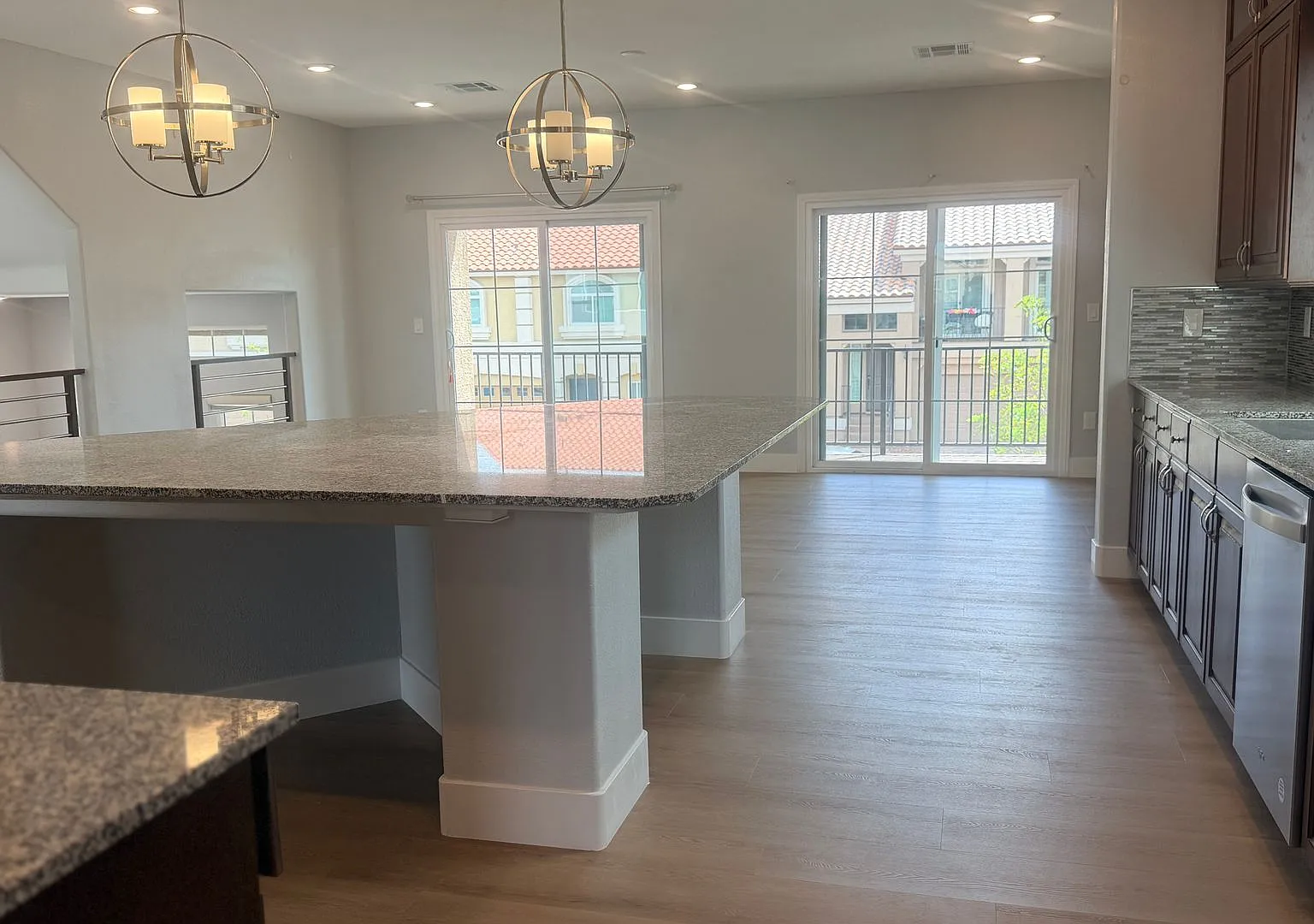 newer3-story home in southwest with Solar panel and EV car charger — Photo 4