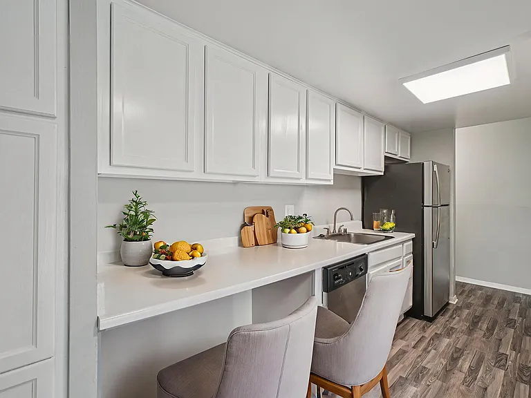 Palms East Apartments — Photo 9