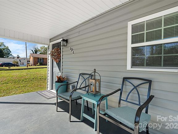 4th image of 404 Arlington Cir NW