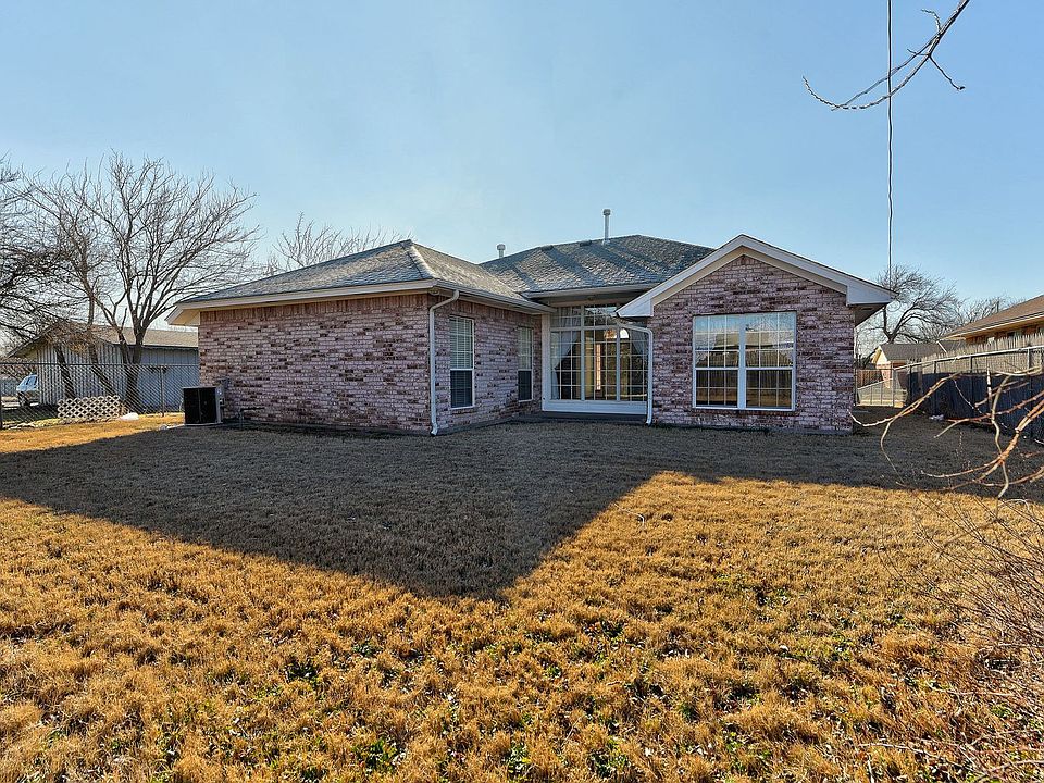 1st image of 805 Camelot Dr