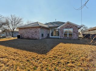 805 Camelot Dr, Moore, OK 73160