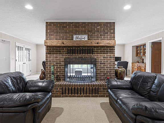 3rd image of 649 Courtney Ln