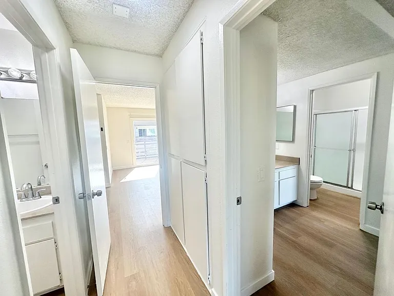 Westgate Villa Apartments — Photo 33