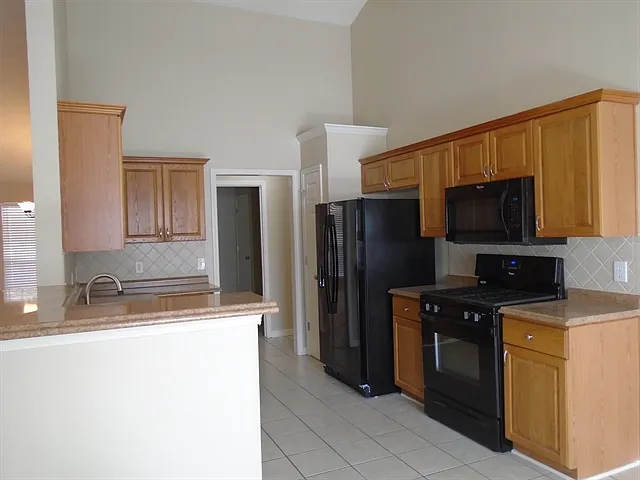 629 Victorian Cir — Photo 3