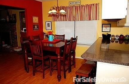 Breakfast area & bar