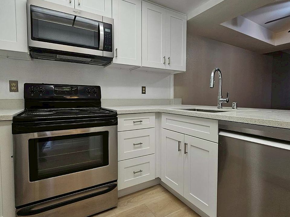 Newly renovated kitchen, new cabinets and countertops