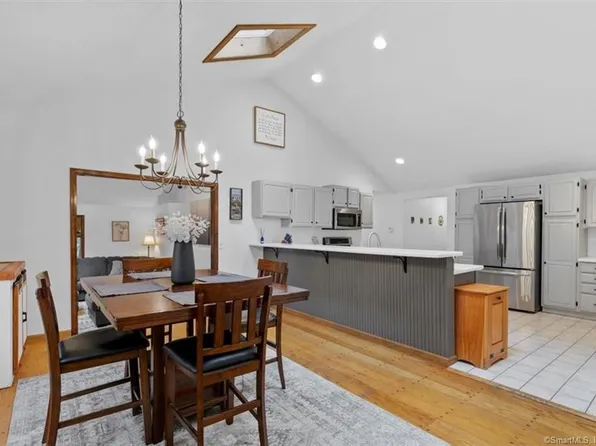 99 Mcdermott Circle, Hamden, CT 06518