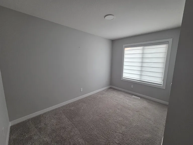 1729 Keene Cres SW — Photo 9