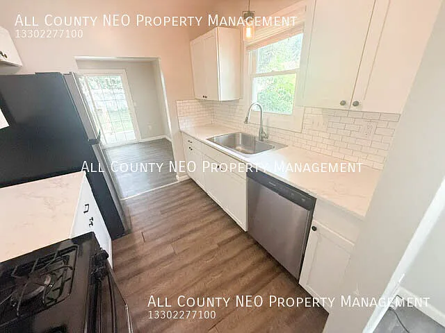 Cozy 2bedroom, 1bath Akron home that blends charm with everyday convenience! — Photo 4