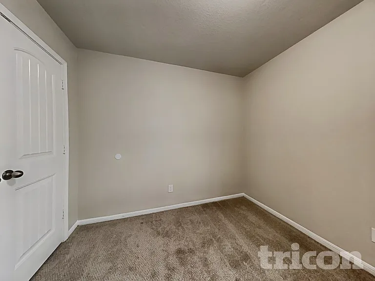423 Ashley Falls Ln — Photo 9