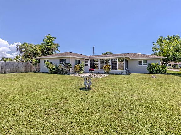 3rd image of 2161 INNER CASS CIRCLE