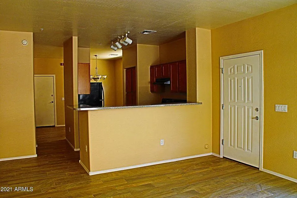 3 bed, 2.5 bath, 1386 sqft, $2,000 — Photo 2