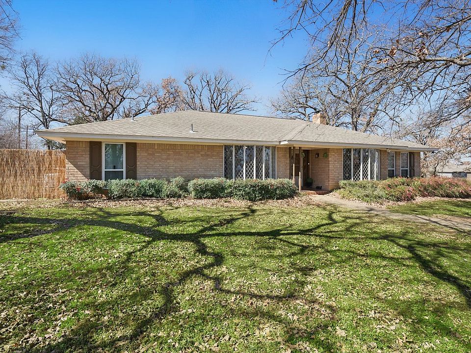 1st image of 403 Meadowlark Ln