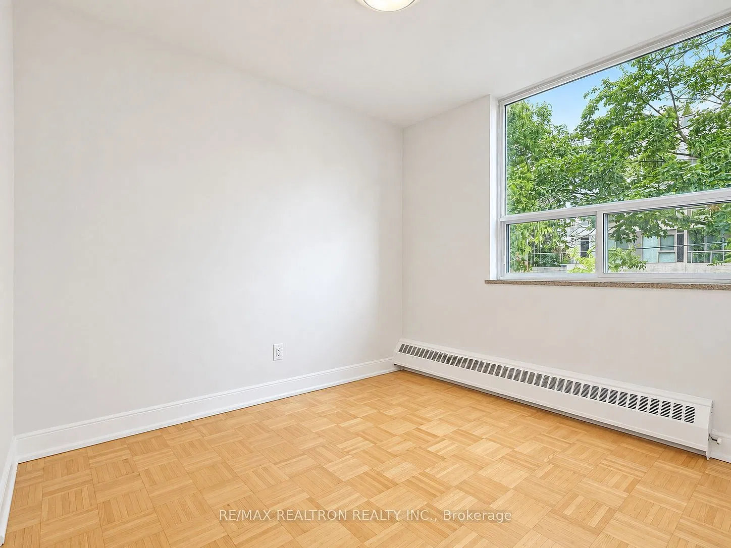 490 Eglinton Ave E — Photo 4