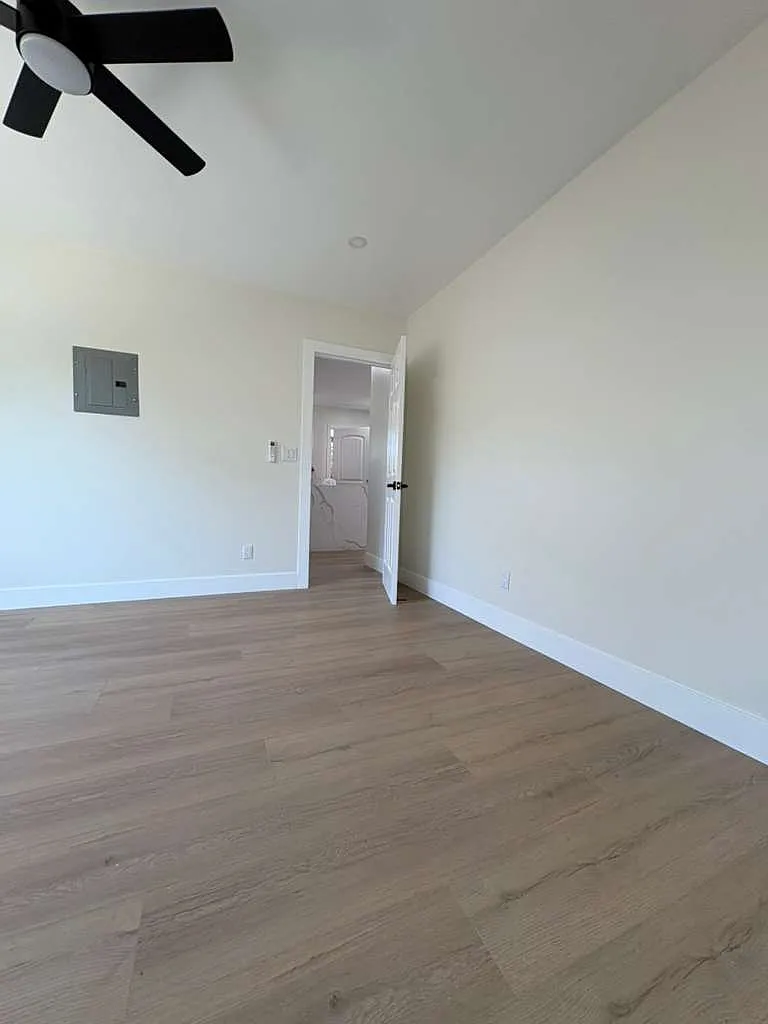 2 bed, 1000 sqft, $4,995 — Photo 2