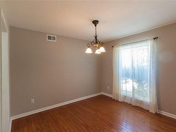 4th image of 5432 Woodway Dr