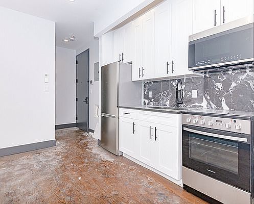 2nd image of 2107 Regent Pl #4
