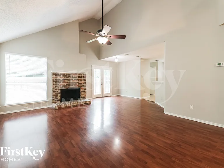 1733 Prescott Dr — Photo 2