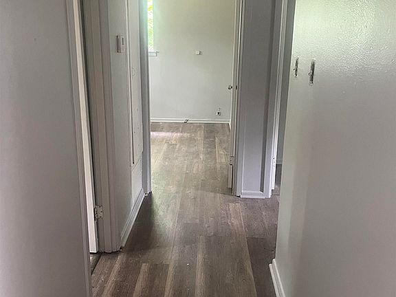 4th image of 127 Wood St