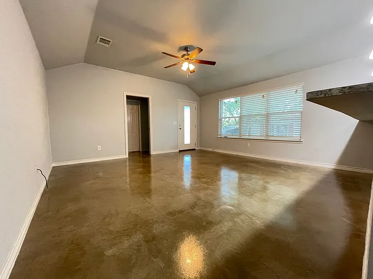 915 Rebecca Ln — Photo 3