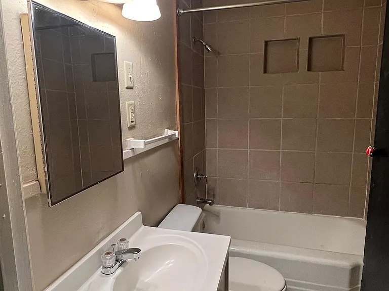Back bath with tub/shower