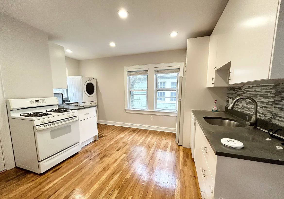4 bed, 9999 sqft, $3,800 — Photo 1