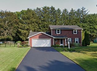 9 Holley Brook Dr, Penfield, NY 14526