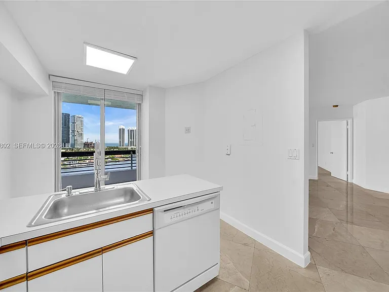 3600 Mystic Pointe Dr #1816 — Photo 9