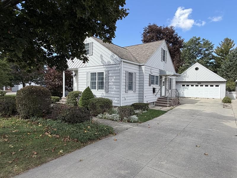 1st image of 223 W Irwin St