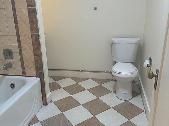 3rd image of 1027 Bellevue Ct E APT 406
