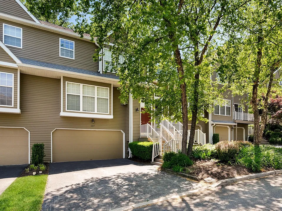 137 Weybridge Dr