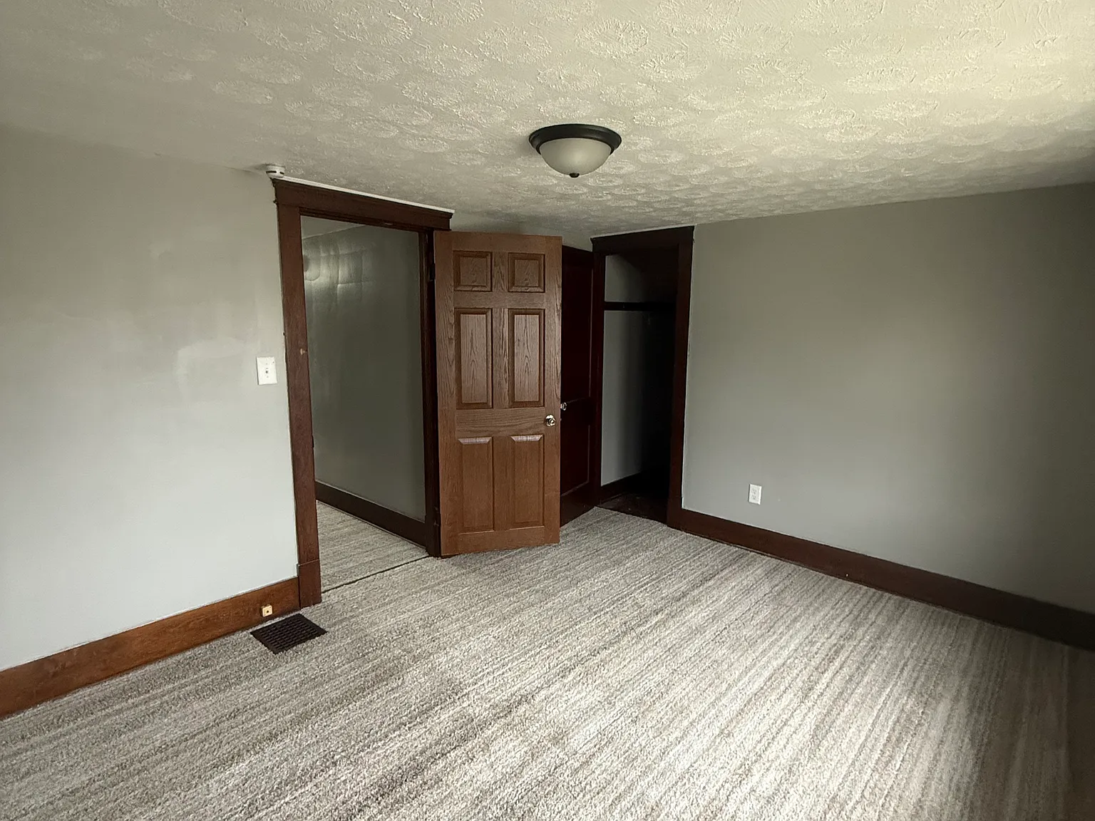 790 Oak Knoll Ave SE — Photo 3