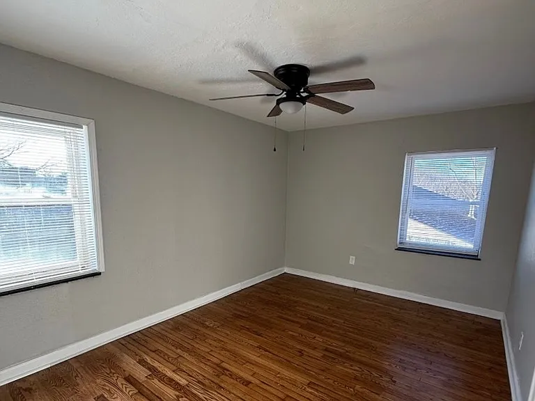 232 Sutherland Dr — Photo 2