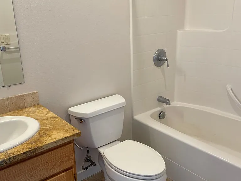 527 E St NE — Photo 17