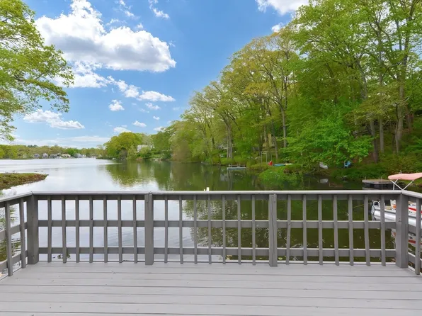 71 Walnut Rd, Wrentham, MA 02093