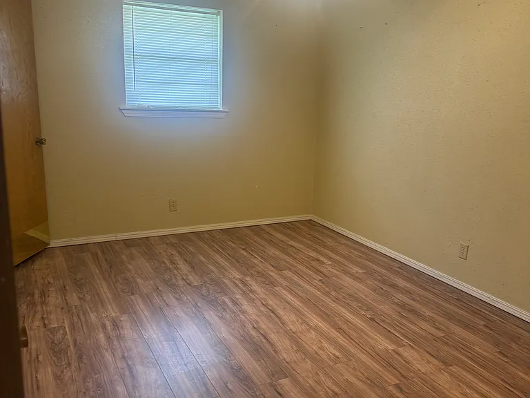 421 W South St — Photo 11