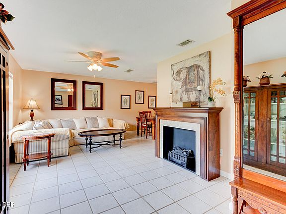 3rd image of 16 Laurel Oaks Cir