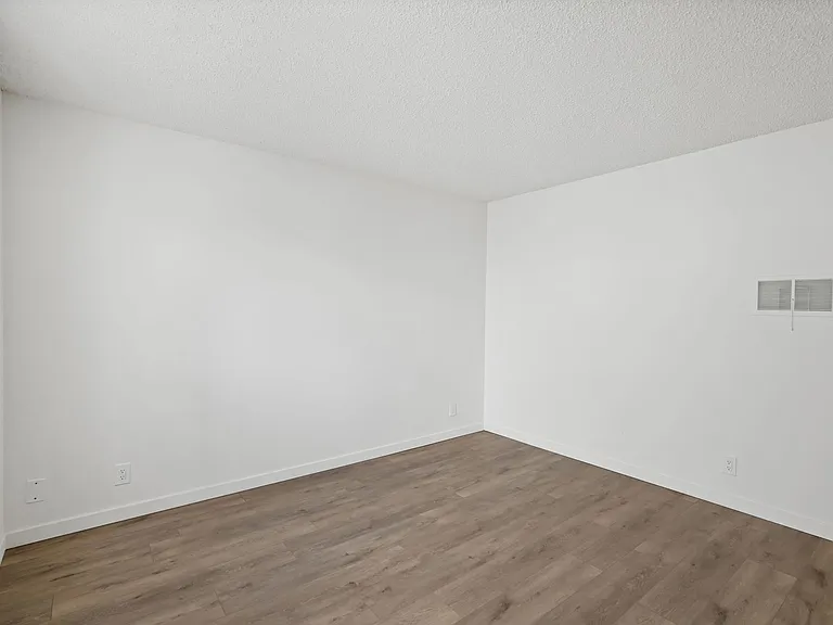 12603 Oxnard St #6 — Photo 6