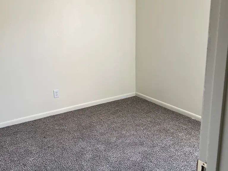 Bluegrass Place I & II Apartments — Photo 11