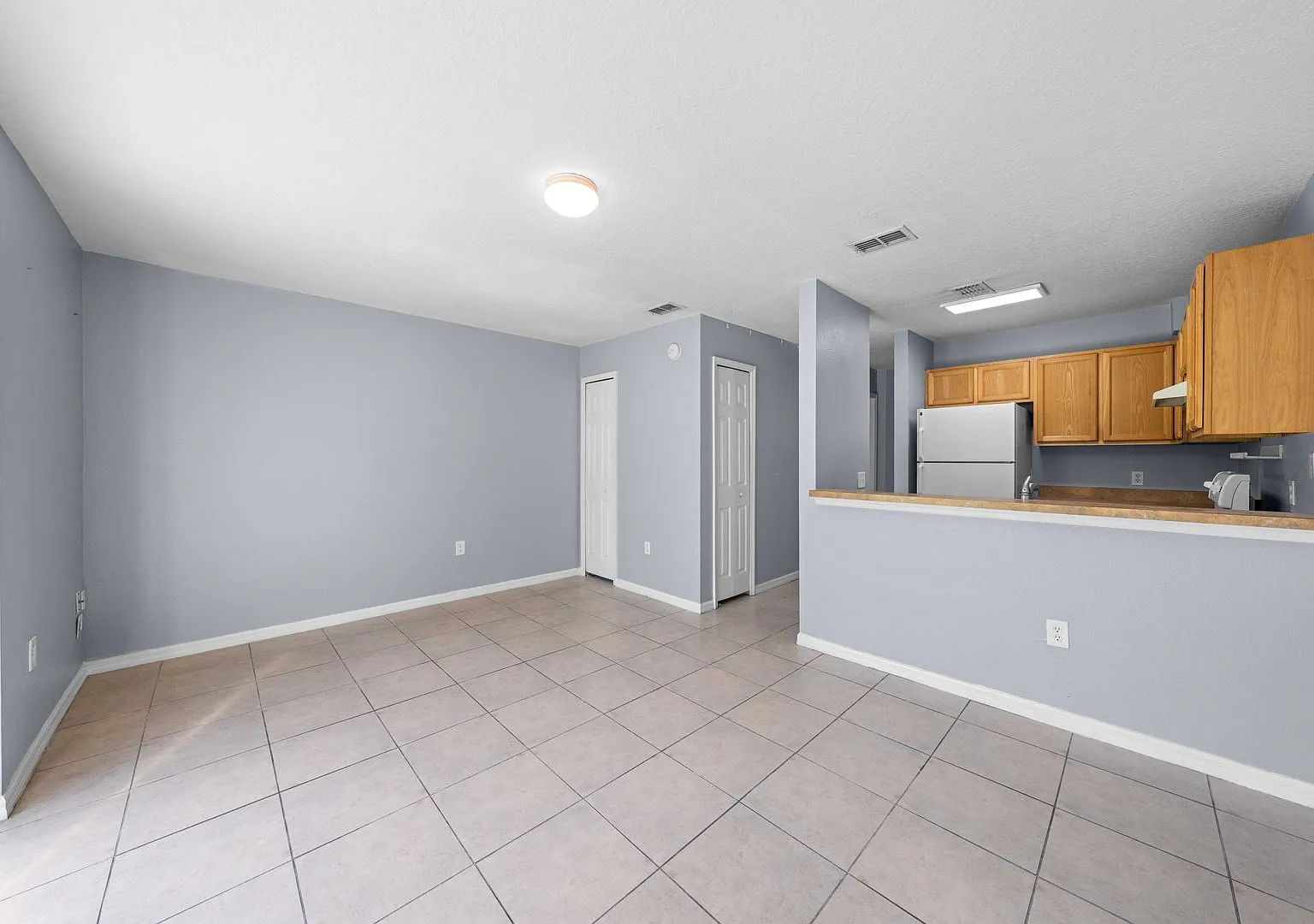 Cozy 3 Bedroom 2 Bath (2 Story) Townhome - BVL — Photo 4