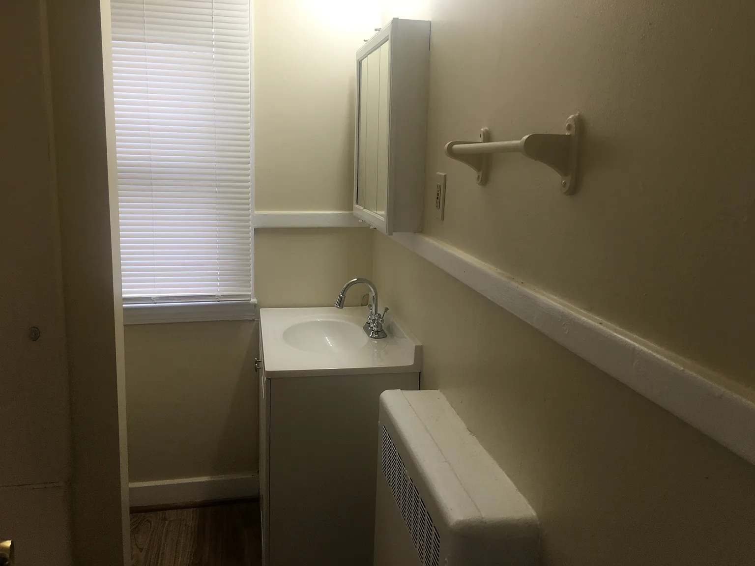 3 bed, 800 sqft, $1,800 — Photo 2