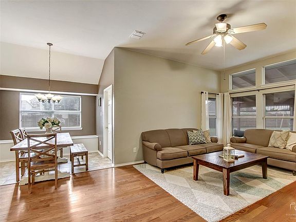 4th image of 303 Broadmoor Dr