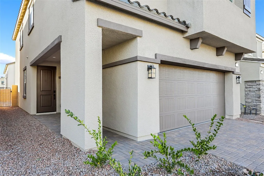 4 bed, 2.5 bath, 2001 sqft, $2,600 — Photo 2