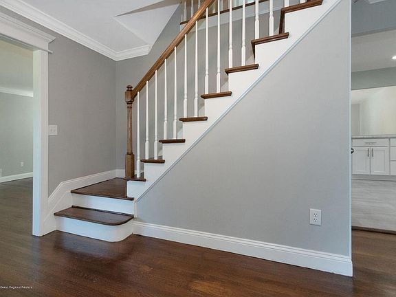 4th image of 627 Brookside Dr